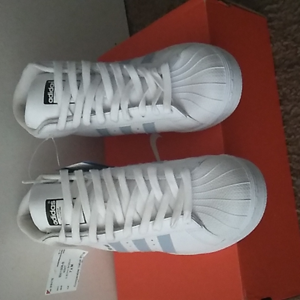 ADDIDAS PRO MODEL Blue &White 7Y men =8.5 Women